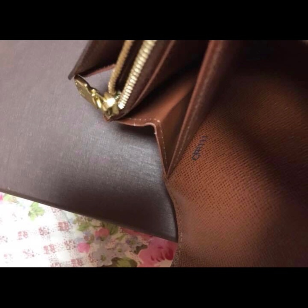 💯 % authentic LV sara wallet